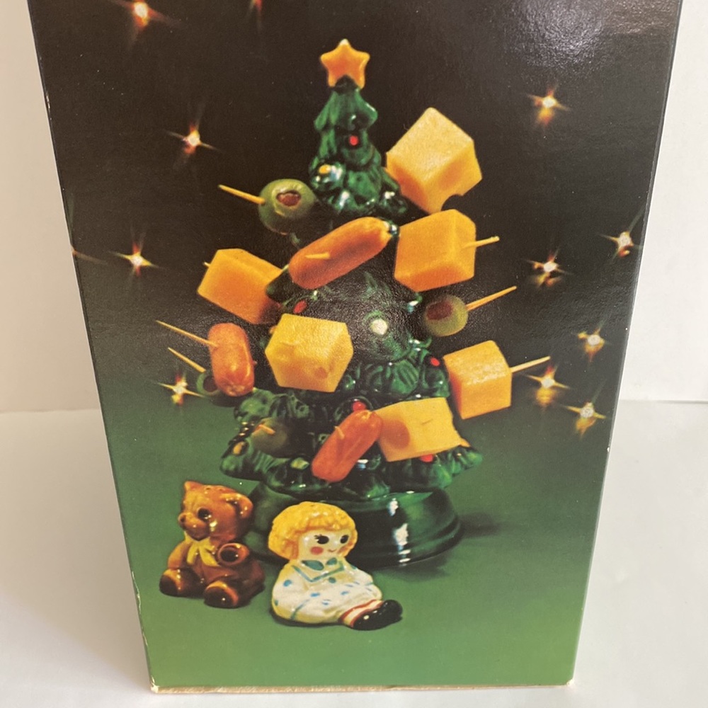 Avon Merry Christmas Ceramic Tree Salt & Pepper Hostess Set Centerpiece Box